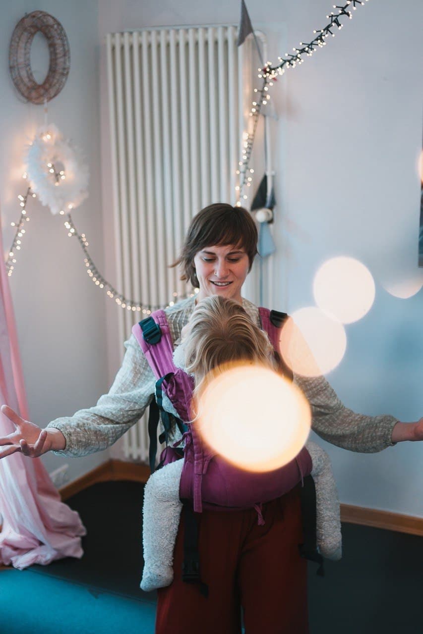 Sarina mit Kind in einem warmen Bewegungsmoment