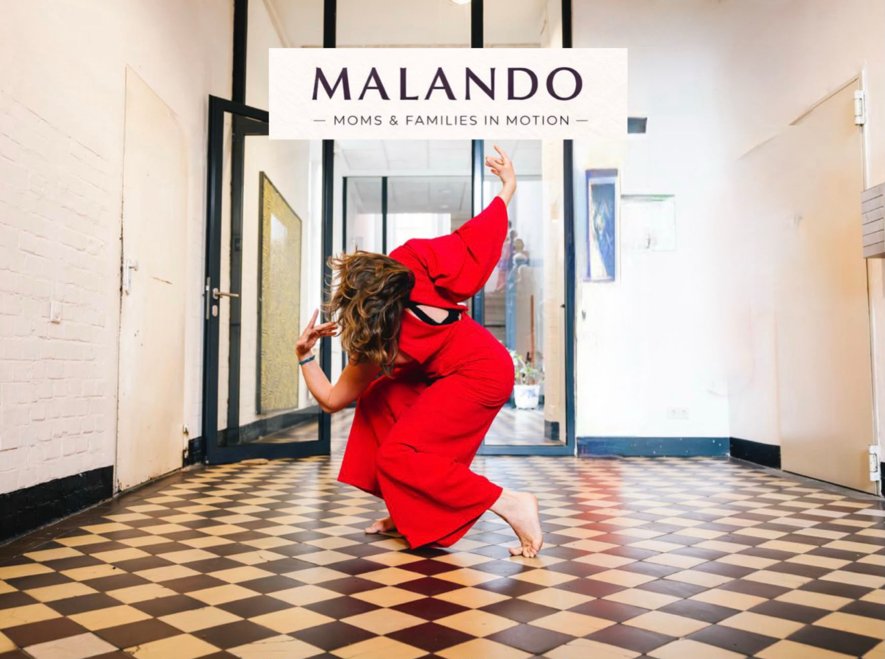 Sarina tanzt im roten Kleid im Malando-Raum